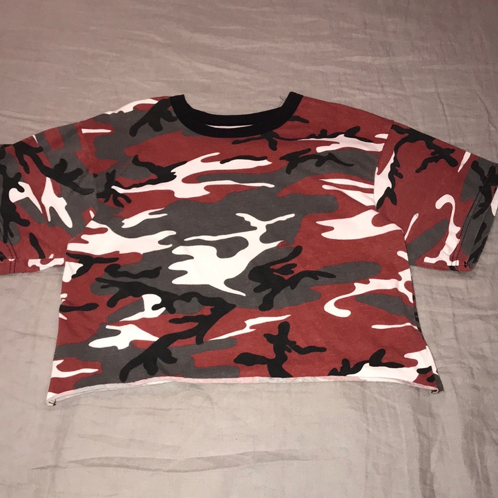 Red camo cropped tee